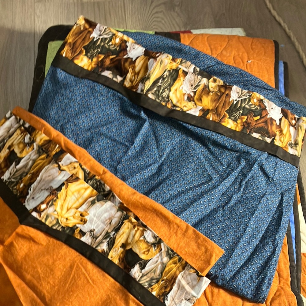 Big, beautiful,horse quilt. Fits queen size,and comes with matching pillowcases